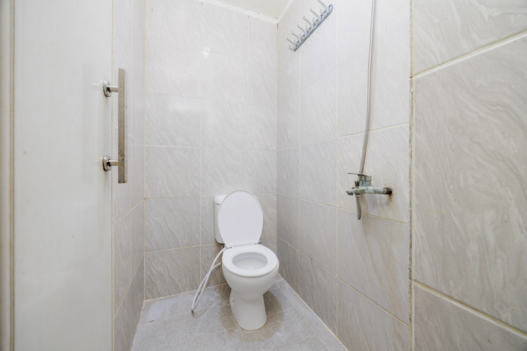 Bathroom, RedDoorz Plus near ITC Cempaka Mas 2, Jakarta Utara