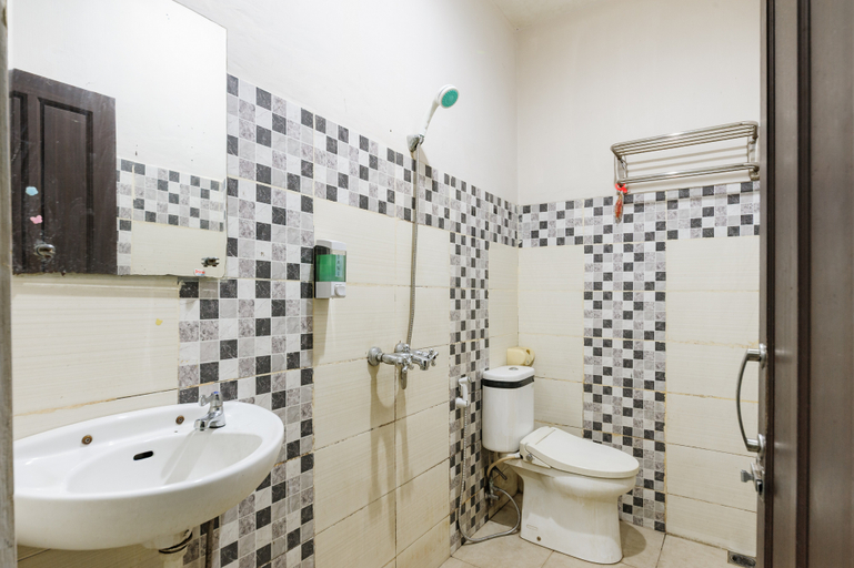 Bathroom 4, Sans Hotel Zam-Zam Syariah Palangkaraya, Palangkaraya