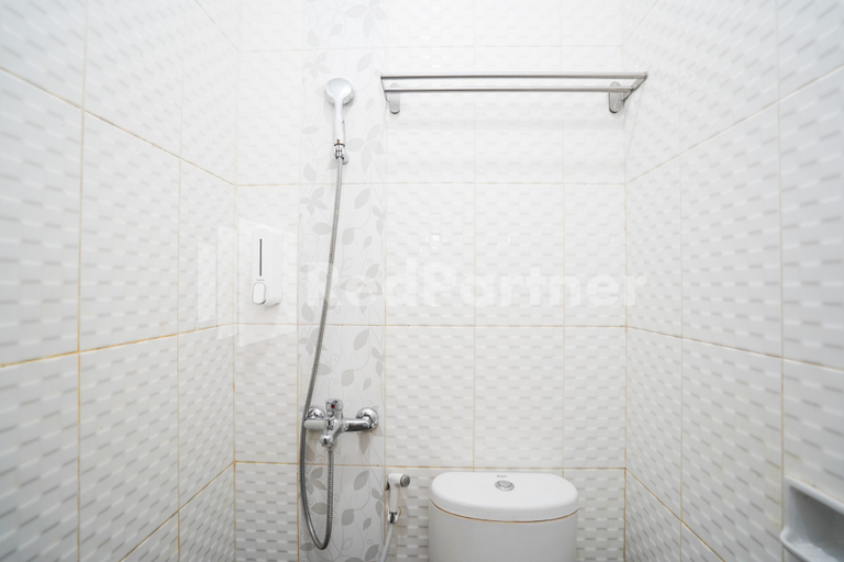 Bathroom, Kaira Room Guest House Syariah Mitra RedDoorz, Sleman