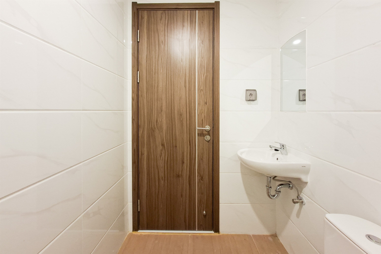 Bathroom 4, Elegant Charming 1BR at Apartment Sky House BSD By Travelio, Tangerang