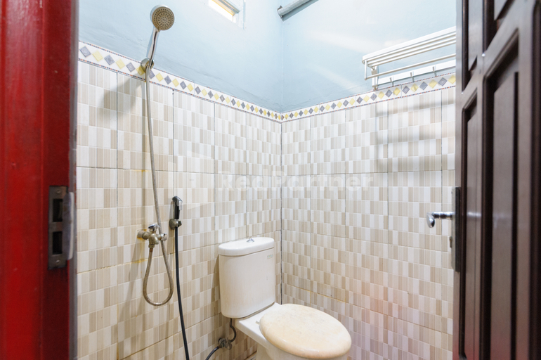 Bathroom, Adihan Homestay Mitra RedDoorz, Palangkaraya