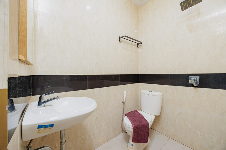 Bathroom, RedDoorz Plus @ La Asiana Guest house, Cirebon