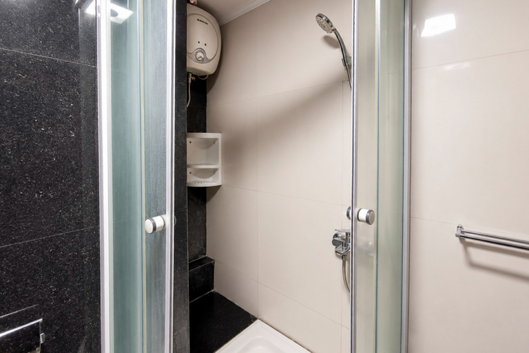 Bathroom 5, Bright and Warm Combined 2BR at Apartment Suites @Metro By Travelio, Bandung