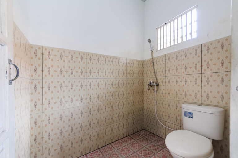 Bathroom 3, RedDoorz near Universitas Palangkaraya, Palangkaraya