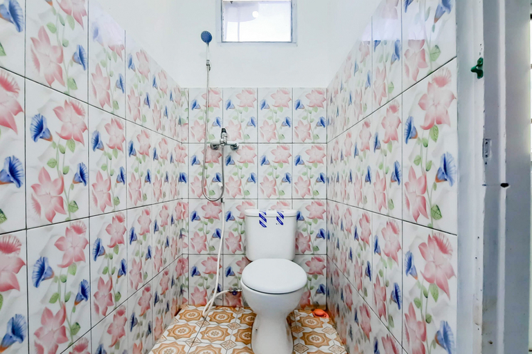 Bathroom, RedDoorz near Universitas Palangkaraya 3, Palangkaraya