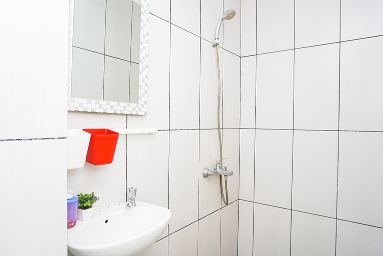 Bathroom 3, Best Studio Grand Kamala Lagoon Apartment By Travelio, Bekasi