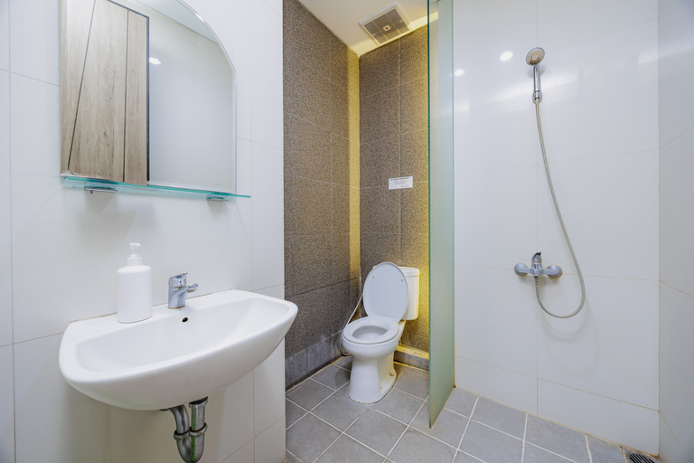 Bathroom 3, RedDoorz Plus @ Cirebon City Center, Cirebon
