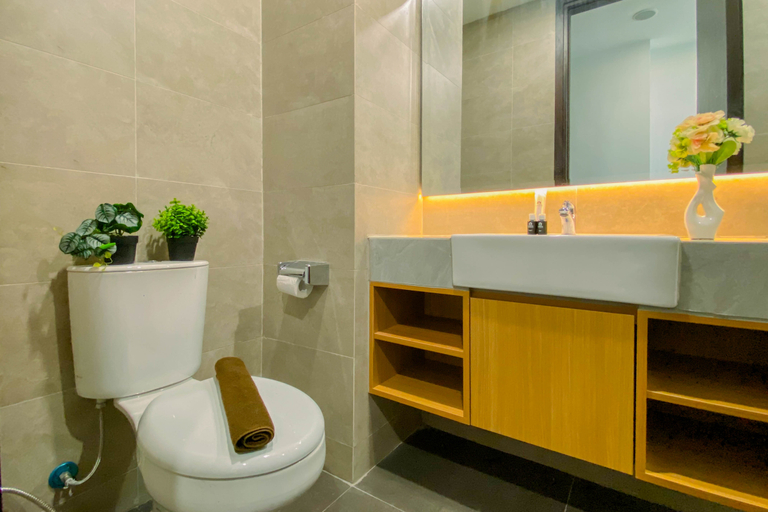 Bathroom 3, Cozy Living Studio at Apartment Saffron Noble By Travelio, Bogor
