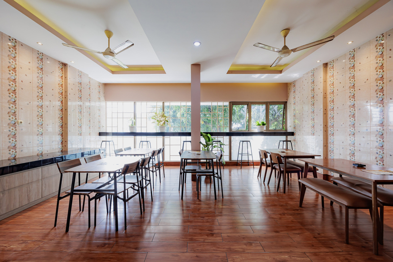 Food & Drinks 4, RedDoorz Plus @ Cirebon City Center, Cirebon