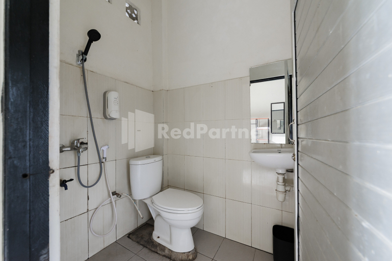 Bathroom, Wisma Malawen Palangkaraya Mitra RedDoorz, Palangkaraya