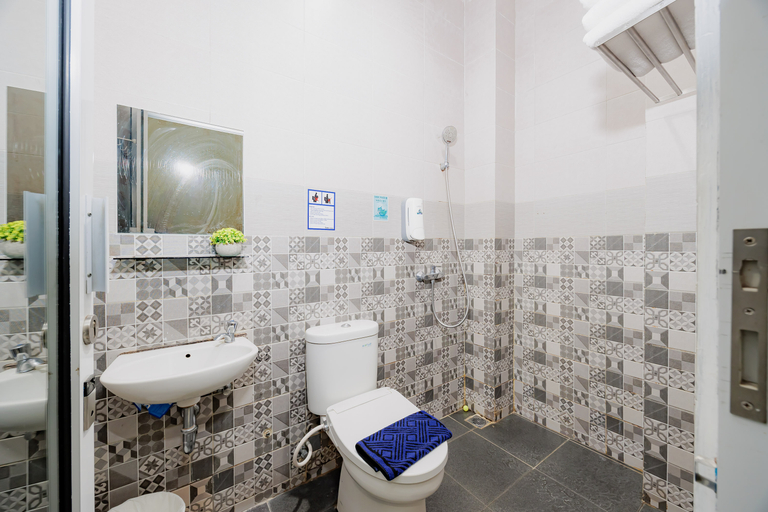 Bathroom 2, Urbanview Darmo Residence Bandung, Bandung
