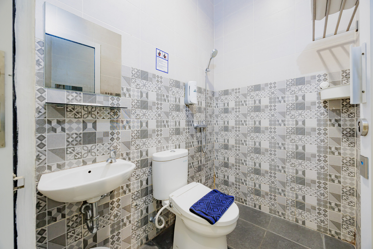 Bathroom 5, Urbanview Darmo Residence Bandung, Bandung