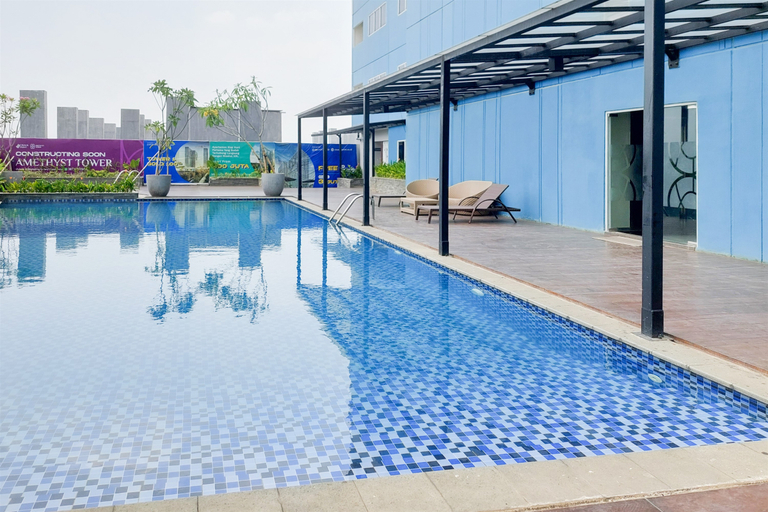 Swimming Pool 4, Functional Simple Studio Room at Apartment Cisauk Point By Travelio, Tangerang