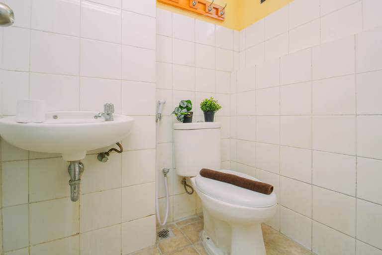 Bathroom 2, Warm and Efficient Studio at Apartment Kebagusan City By Travelio, Jakarta Selatan