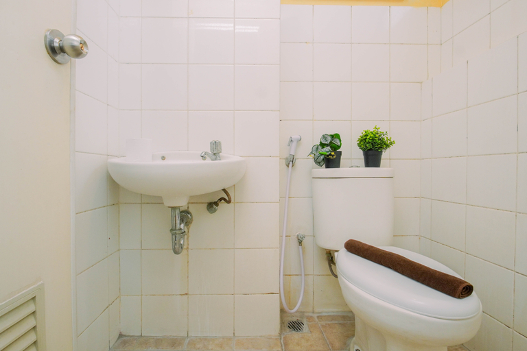 Bathroom 5, Warm and Efficient Studio at Apartment Kebagusan City By Travelio, Jakarta Selatan