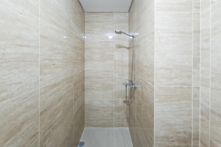 Bathroom 5, Refined 2BR at Apartment Transpark Bintaro By Travelio, Tangerang Selatan