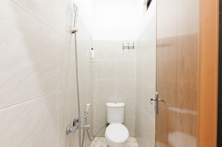 Bathroom 2, RedDoorz @ Jalan Bangau Palembang, Palembang