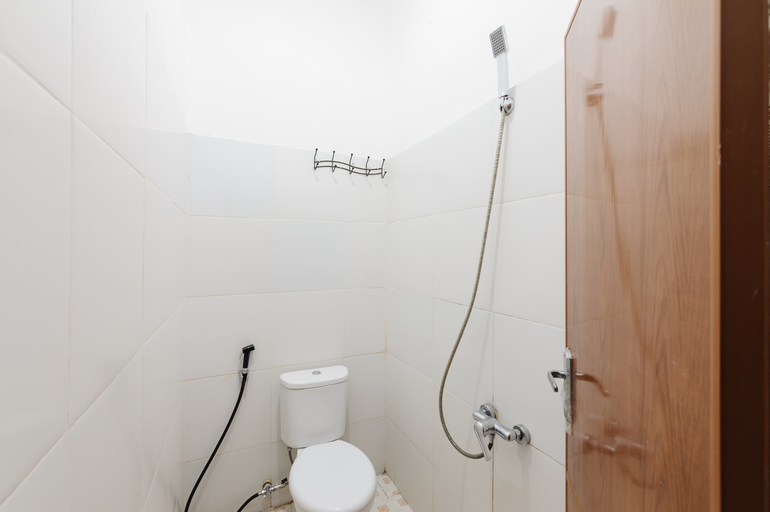 Bathroom 4, RedDoorz @ Jalan Bangau Palembang, Palembang