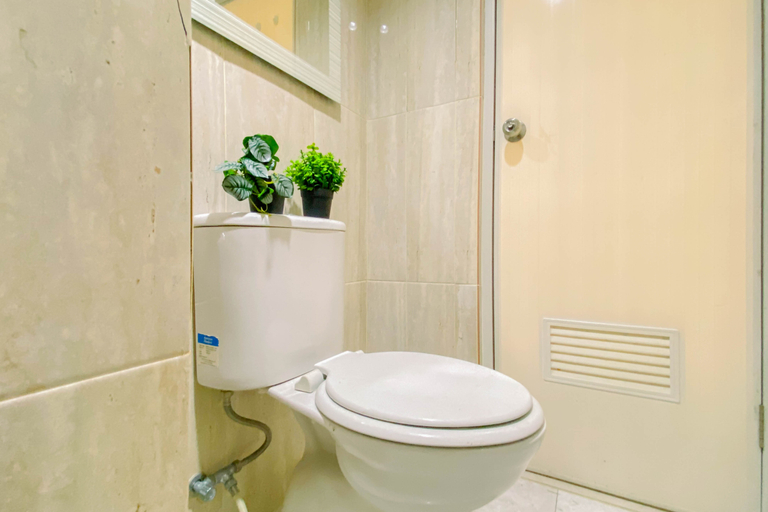 Bathroom 4, Strategic and Cozy Studio at Apartment Podomoro Golf View By Travelio, Bogor
