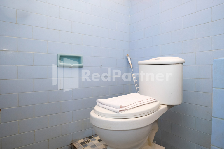 Bathroom 4, LestInn Homestay Monjali Mitra RedDoorz, Sleman