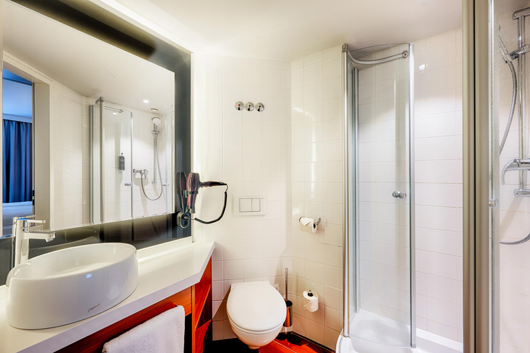 Bathroom 5, Premier Inn Frankfurt City Europaviertel, Frankfurt am Main