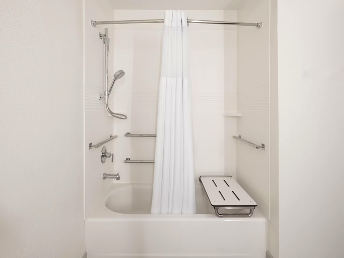 Bathroom 4, Garner Hotel WARREN NORTHWEST by IHG, Macomb