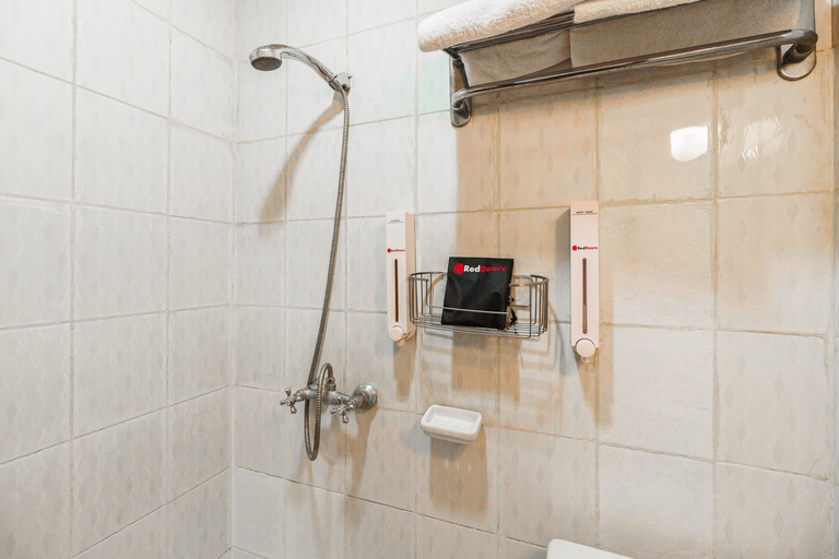Bathroom 5, RedDoorz @ Jalan Jaksa, Jakarta Pusat