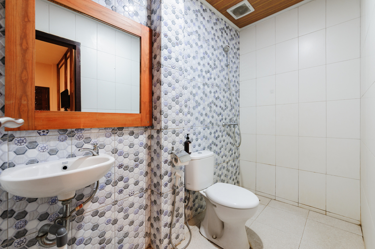 Bathroom 3, Urbanview Remington Hotel Palembang By RedDoorz, Palembang