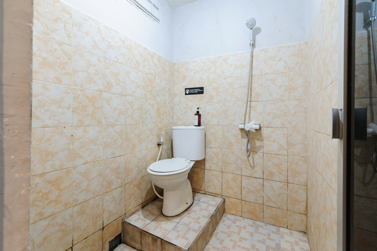 Bathroom, RedDoorz near Palembang Square Mall 2, Palembang