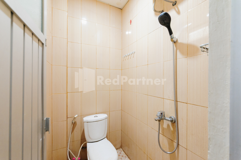 Bathroom 3, Wisma Merdeka Syariah RedPartner, Palembang