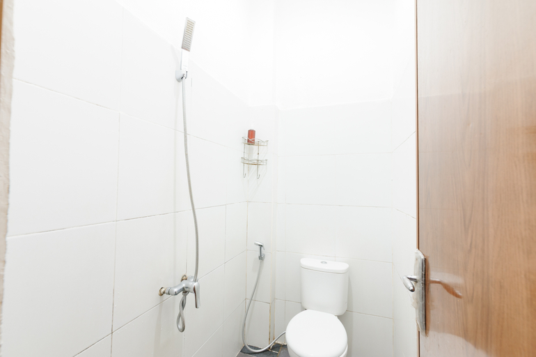 Bathroom 5, RedDoorz @ Jalan Bangau Palembang, Palembang