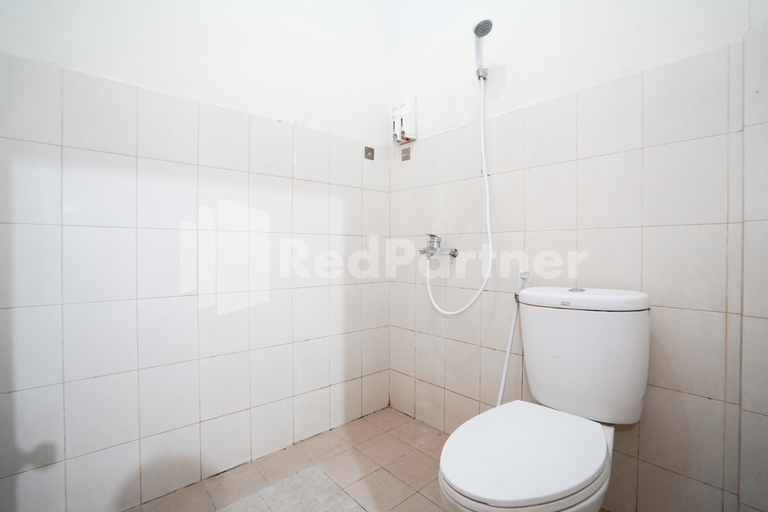 Bathroom, Nirvana Inn Gejayan Yogyakarta Mitra RedDoorz, Sleman