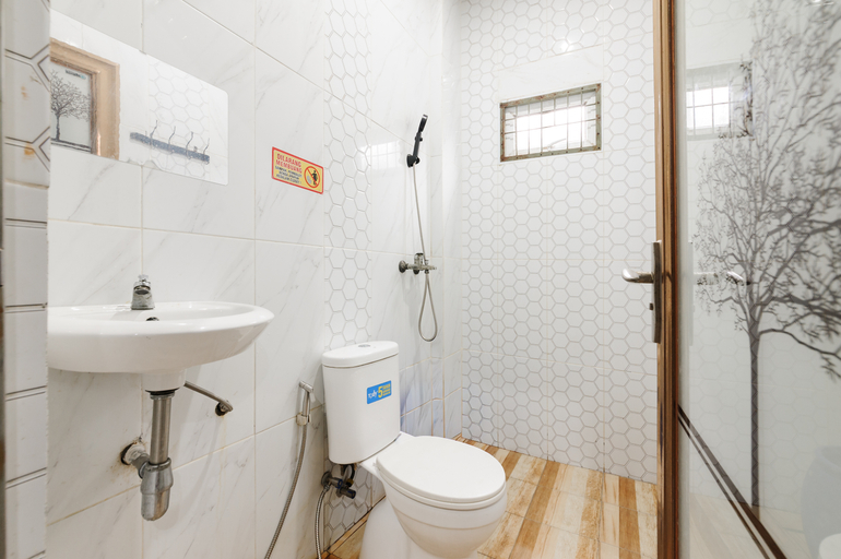 Bathroom 3, RedDoorz Lotte near PTC MALL, Palembang