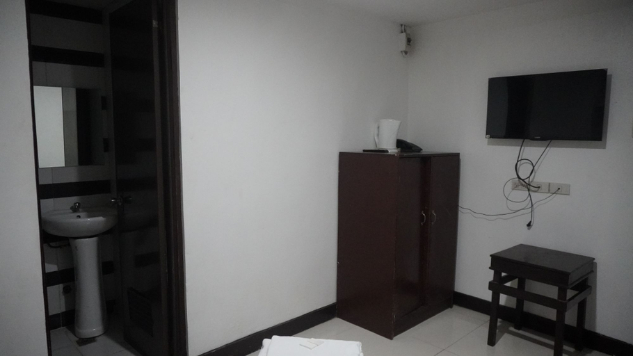Bedroom 4, RedDoorz at Cosmo Hotel P Campa Manila, Manila City
