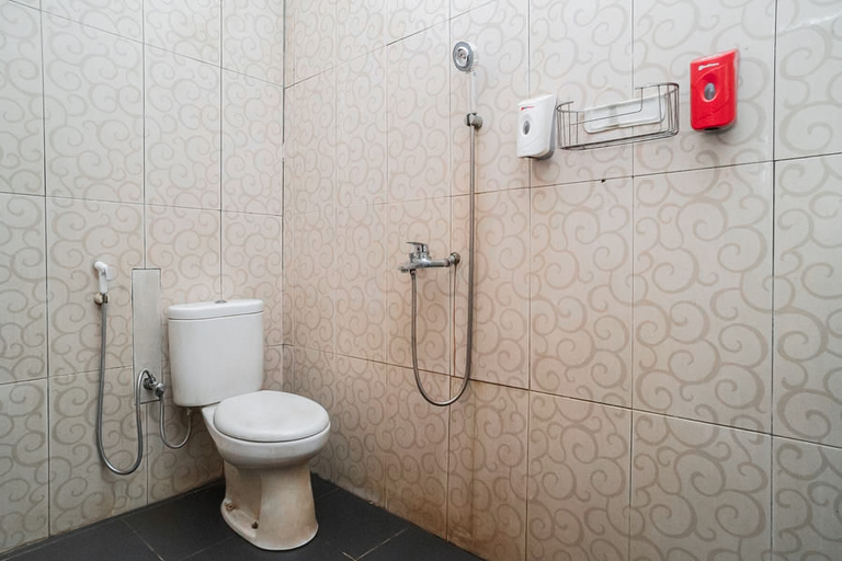 Bathroom 3, RedDoorz @ Jalan Bukit Keminting Palangkaraya, Palangkaraya