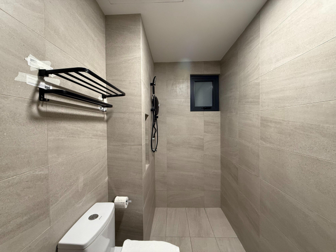 Bathroom 2, Skyline Pudu by Manhattan, Kuala Lumpur