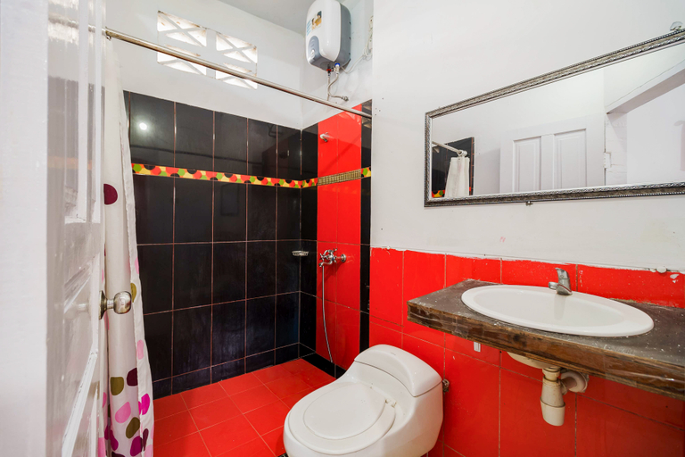 Bathroom 3, RedDoorz Syariah near Museum Tsunami Aceh 2, Banda Aceh