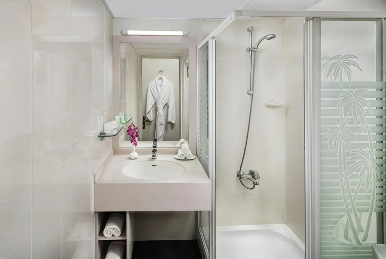 Bathroom, Savoy Park, Dubai