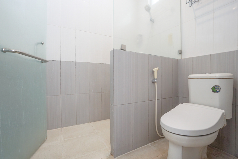 Bathroom 3, Urbanview Villa Bukit Panderman, Malang