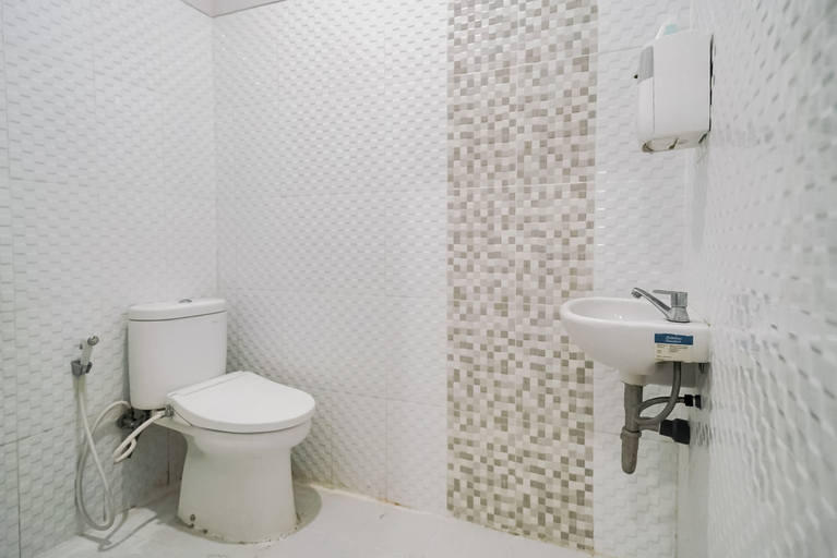 Bathroom 4, Urbanview Hotel Bari Syariah Palembang By RedDoorz, Palembang