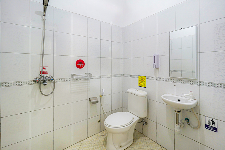 Bathroom 3, RedDoorz Plus near Universitas Maranatha Bandung 2, Bandung