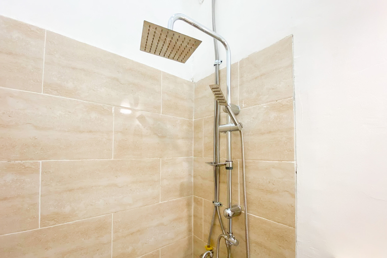 Bathroom 3, RedDoorz @ Jl Raya Pasuruan, Pasuruan