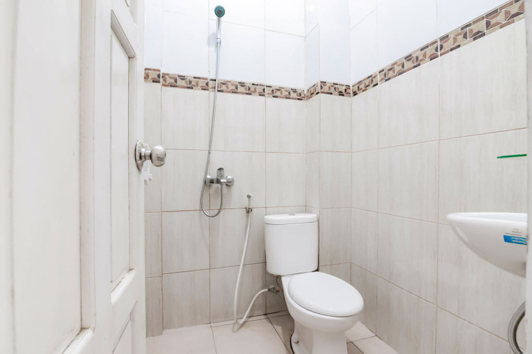 Bathroom 3, Urbanview Hotel Bunderan Besar Palangkaraya by RedDoorz, Palangkaraya