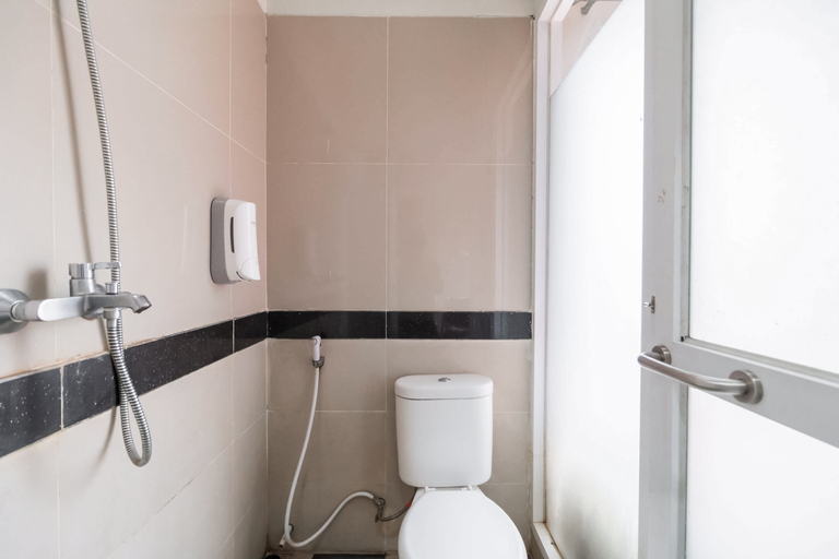 Bathroom, RedDoorz Plus near Palembang Airport 3, Palembang