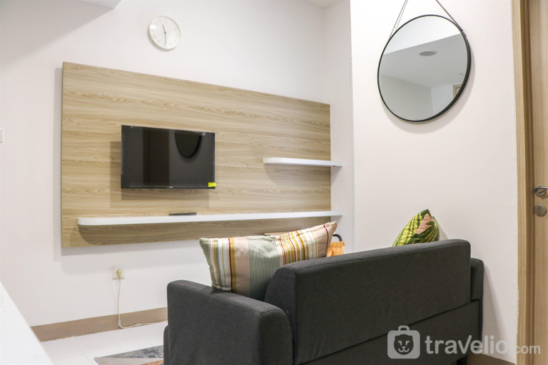 Living Room 3, Pleasurable and Modern 2BR Tokyo Riverside PIK 2 Apartment By Travelio, Tangerang