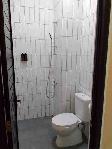 Bathroom, LEREN Guest House, Sukoharjo