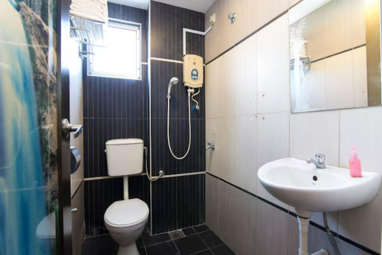 Bathroom 5, Valley View Hotel, Manjung