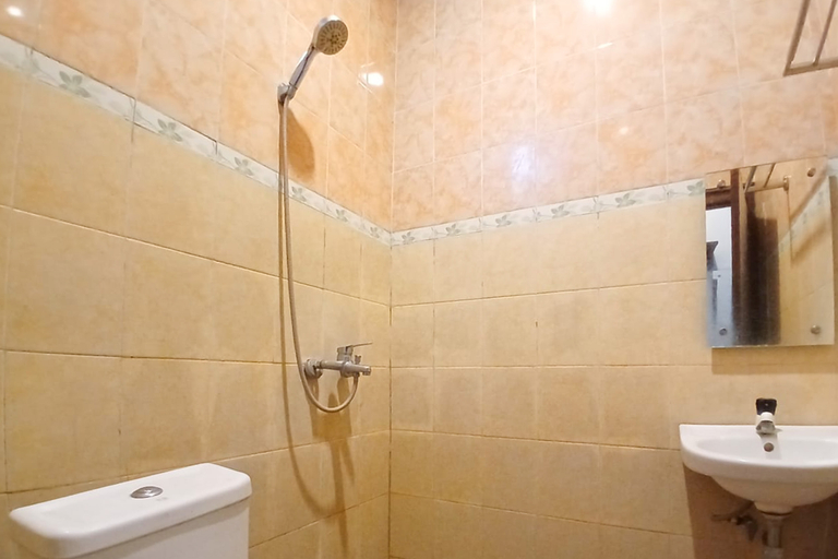 Bathroom 2, RedDoorz near Taman Merapi Yogyakarta, Sleman