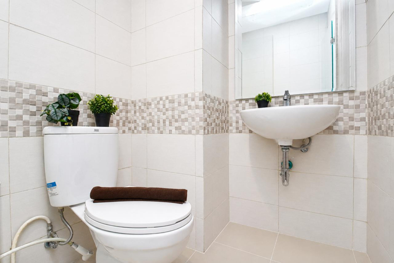 Bathroom 4, Nice Look Studio at Apartment Tamansari Iswara By Travelio, Bekasi