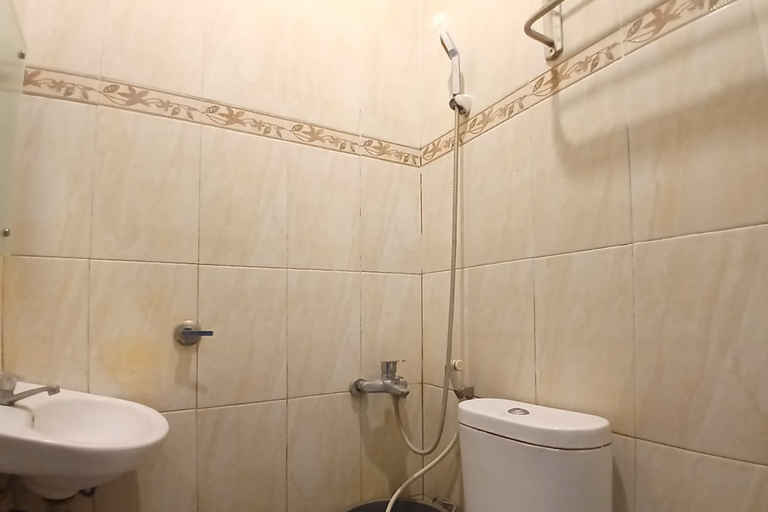 Bathroom 3, RedDoorz near Taman Merapi Yogyakarta, Sleman